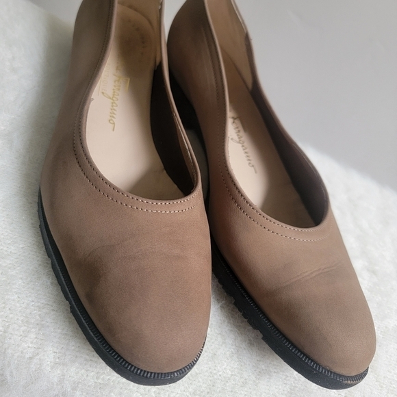 Salvatore Ferragamo Tan Slip On Shoes Flats Size 8.5 Soft Suede Round Toe - Picture 2 of 11